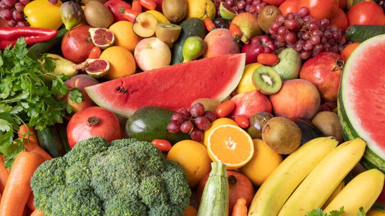 Frutas, legumes e verduras baratos em novembro são alimentos que protegem a pele do sol