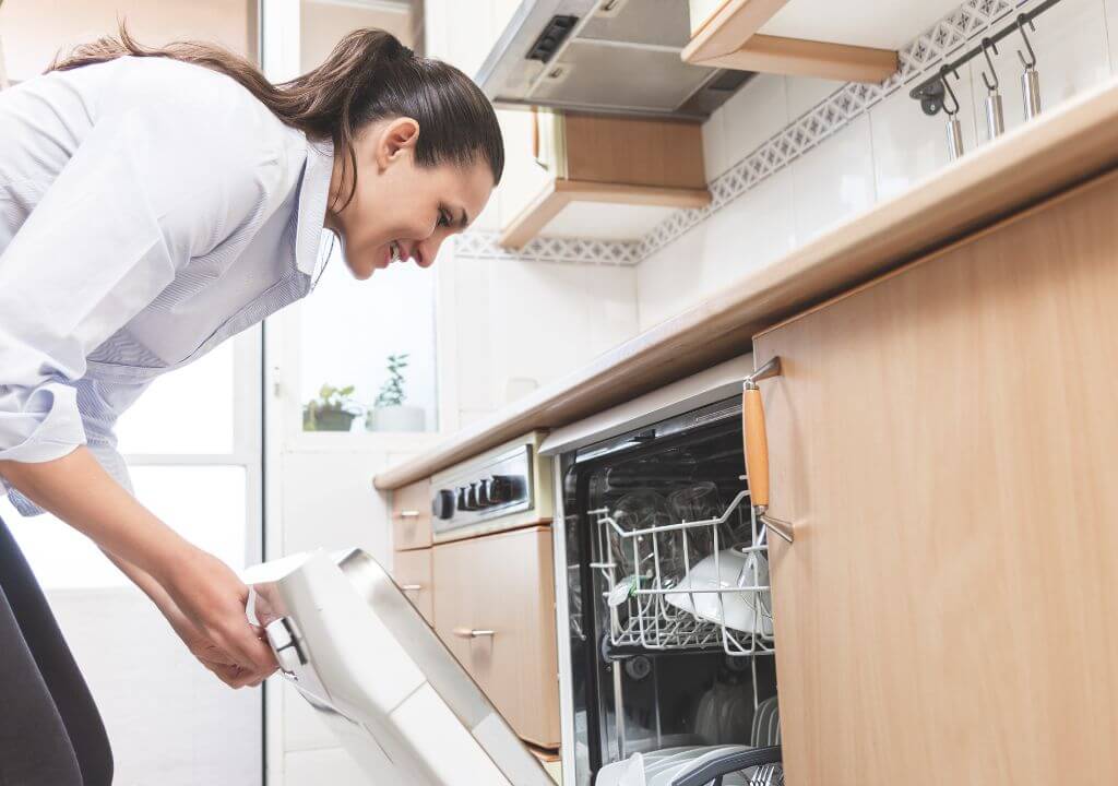 A lava-louça pode facilitar — e muito! — a rotina da casa