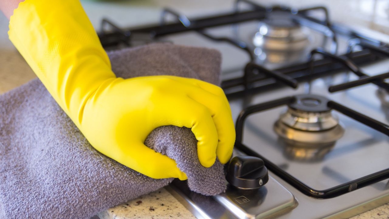 Confira dicas para limpar fornos e fogões sem erros