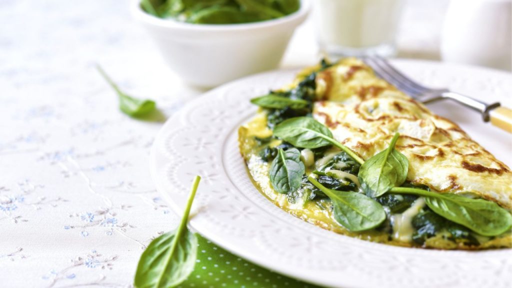 Omelete de espinafre, uma das receitas low carb mais fáceis para o café da manhã