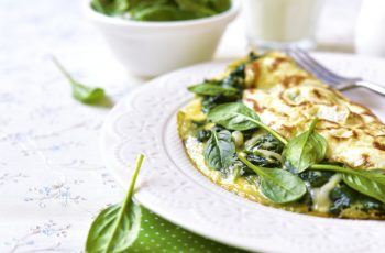 Omelete de espinafre, uma das receitas low carb mais fáceis para o café da manhã