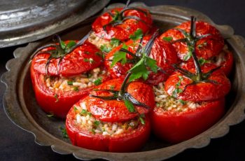 Arroz de forno no tomate para comemorar o dia do tomate