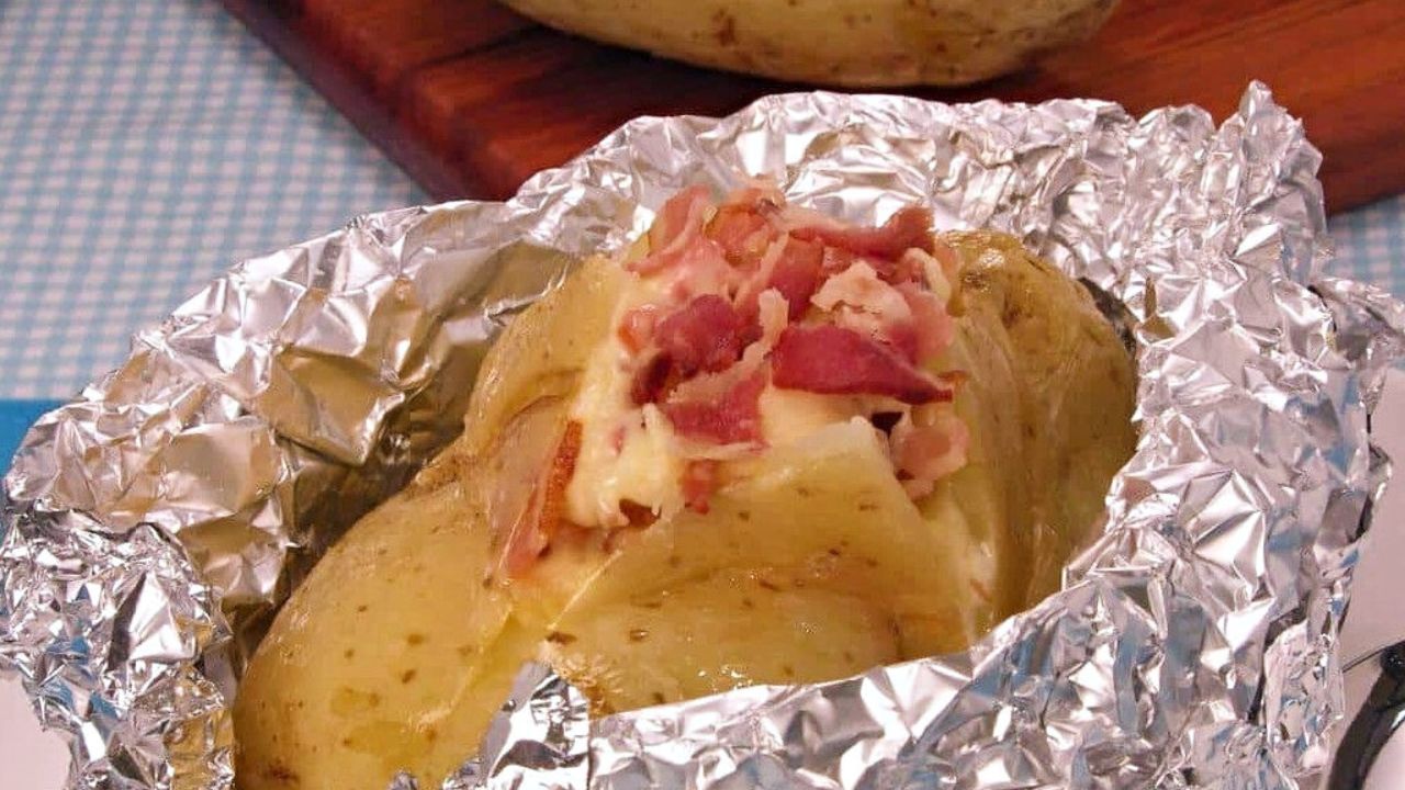 A batata recheada é uma das receitas de micro-ondas mais fáceis