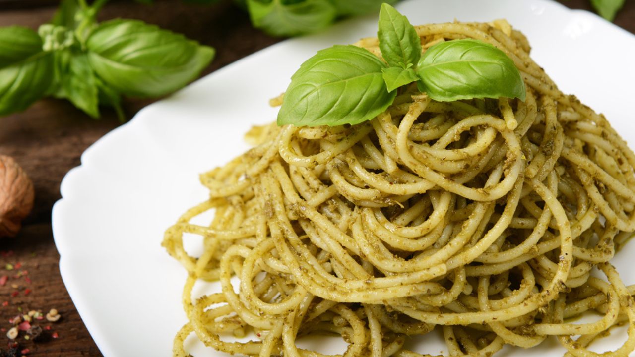 Espaguete ao molho pesto está entre as receitas vegetarianas fáceis