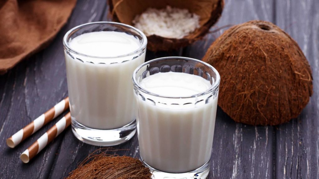 Aprenda a fazer leite de coco caseiro