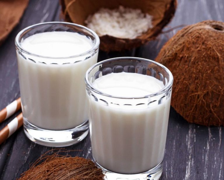 Aprenda a fazer leite de coco caseiro