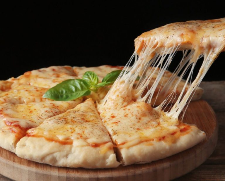 Pizza de muçarela, a receita com queijo perfeita