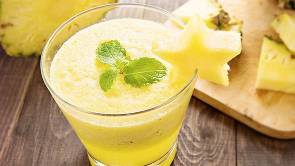 Suco para aliviar ressaca de abacaxi, hortelã e couve
