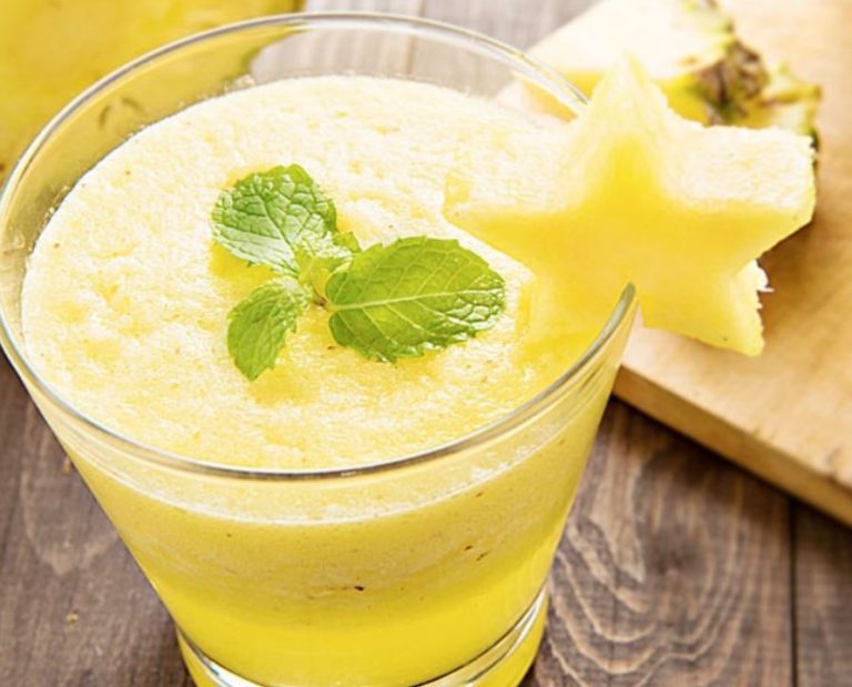 Suco para aliviar ressaca de abacaxi, hortelã e couve