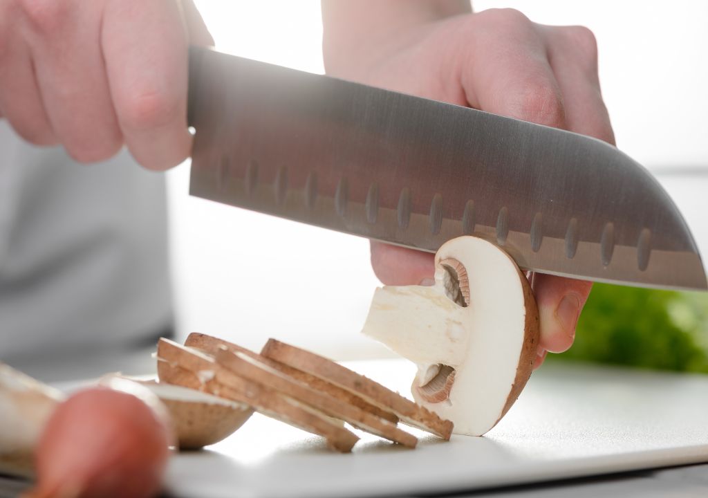 A faca santoku também pode ser utilizada como uma faca multiuso