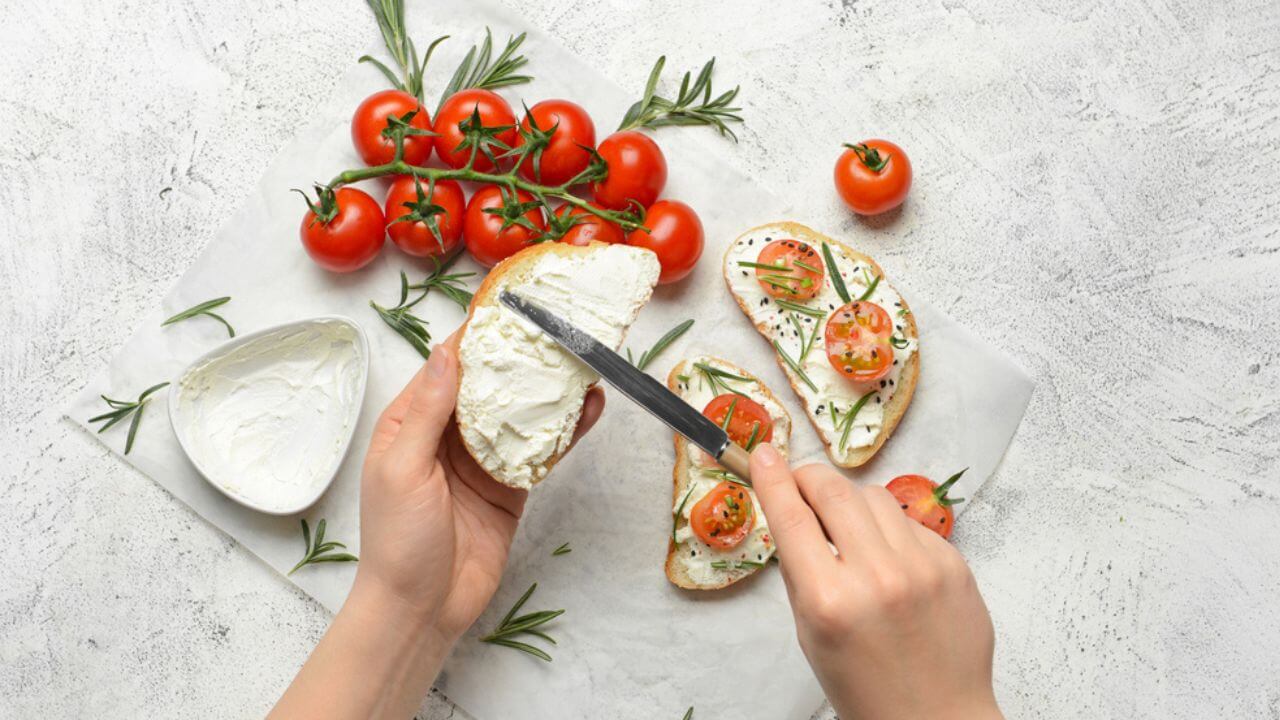 Pão recheado com peito de peru, tomate-cereja e cream cheese