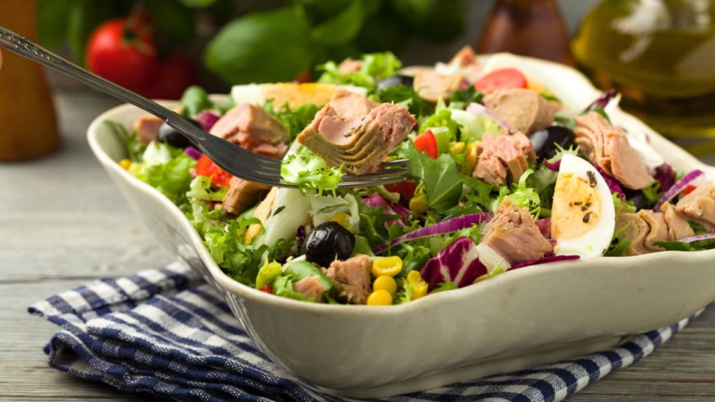 Salada colorida de atum com legumes | 8 receitas improváveis que harmonizam com vinho