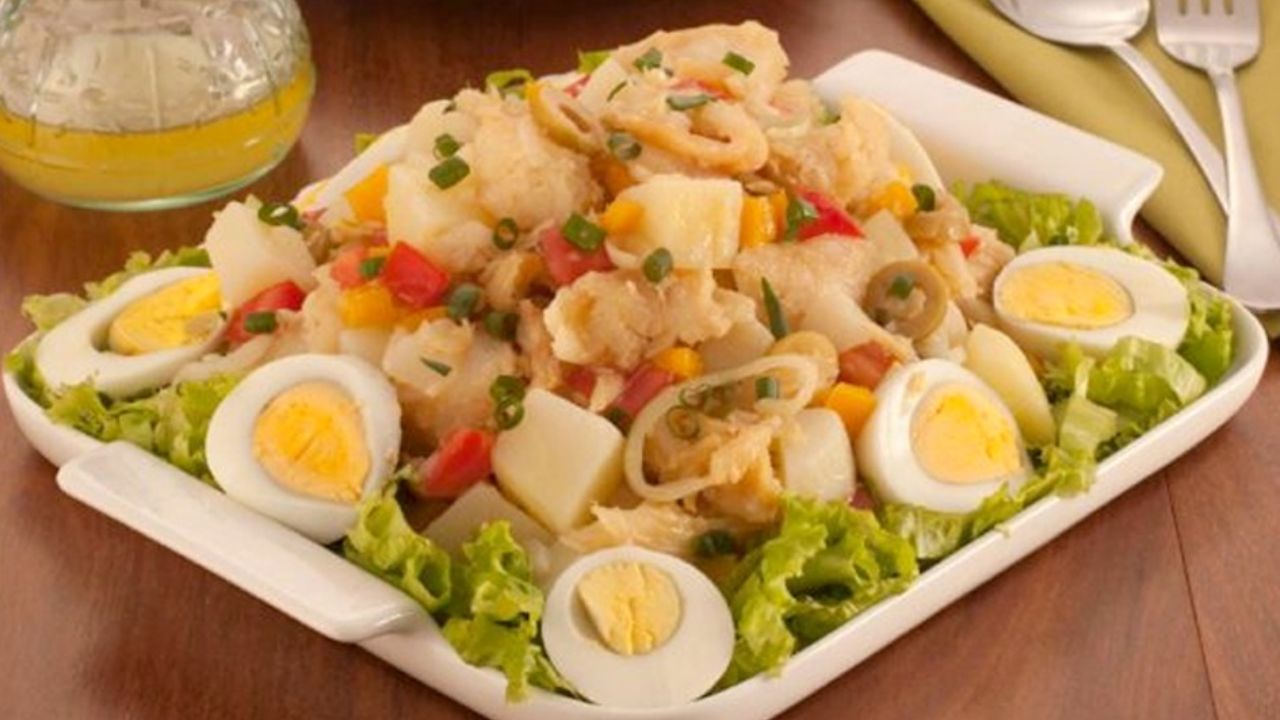 Salada de bacalhau e ovos (salada portuguesa)