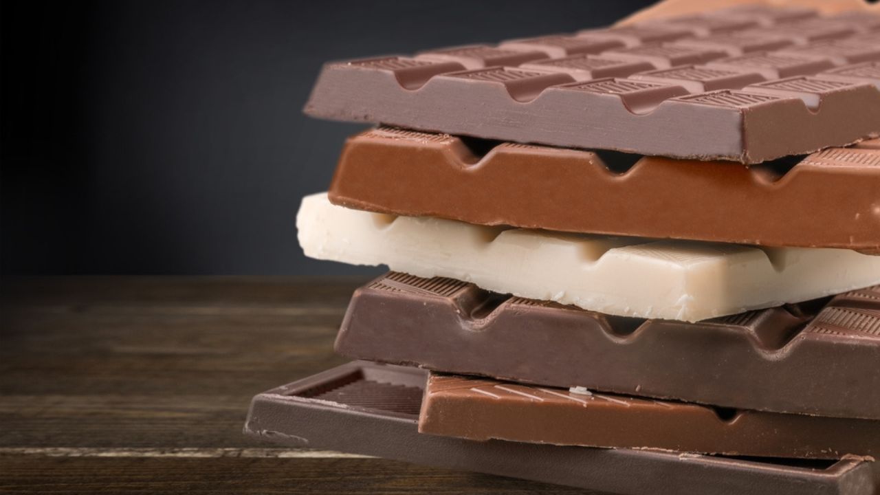Armazenar o chocolate da forma certa ajuda a preservar o sabor e a durabilidade do produto.