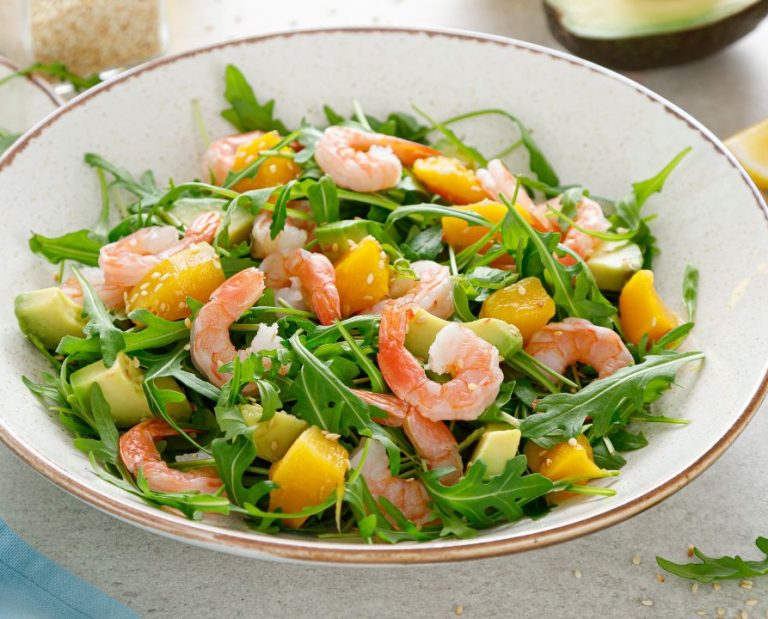 Uma receita de salada tropical traz a refrescância que seu almoço precisa, a melhor das saladas para o calor