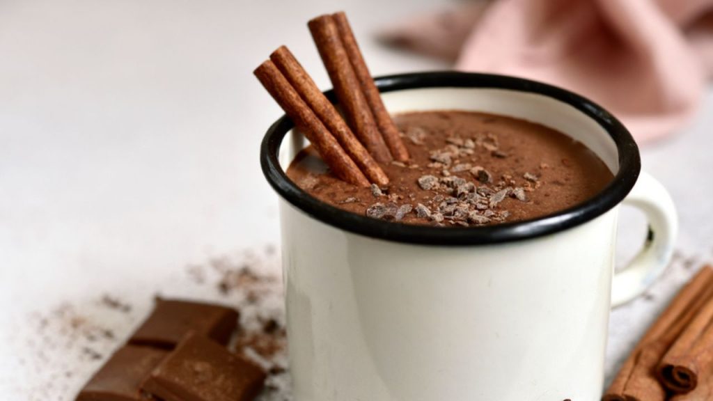 Chocolate quente cremoso com canela