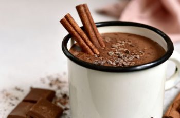 Chocolate quente cremoso com canela | As 9 melhores receitas doces e salgadas de inverno