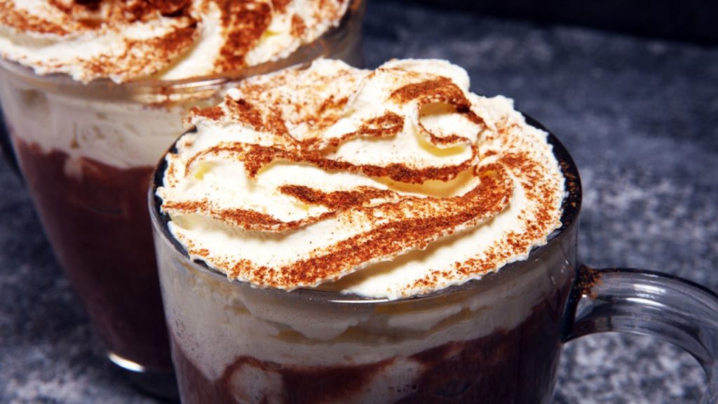 Chocolate quente com chantilly e raspas de chocolate