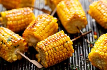 A espiga milho assada é só só uma das ideias de como usar milho para Festa Junina