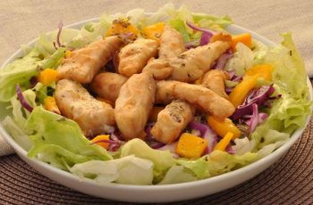 Salada de repolho e manga com peixe empanado