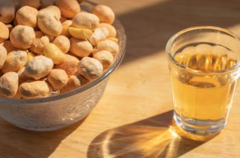 O licor de amendoim é uma ótima opção para quem quer trazer os sabores típicos da festa junina para casa