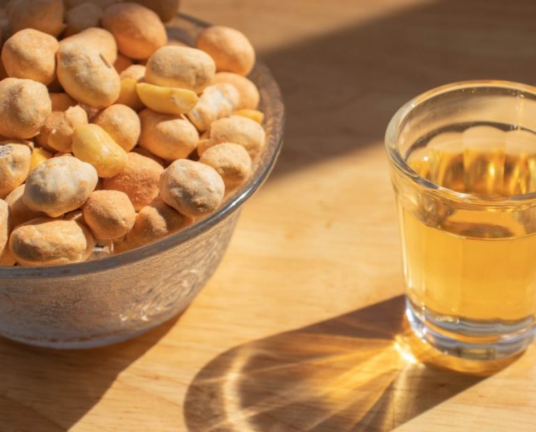 O licor de amendoim é uma ótima opção para quem quer trazer os sabores típicos da festa junina para casa