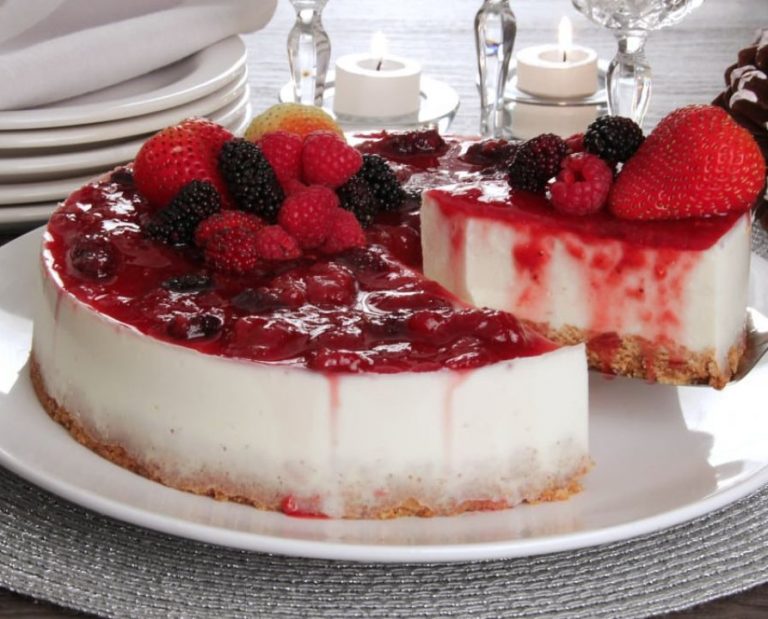 Cheesecake com nozes e frutas vermelhas