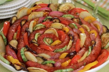 Linguiça toscana assada com legumes
