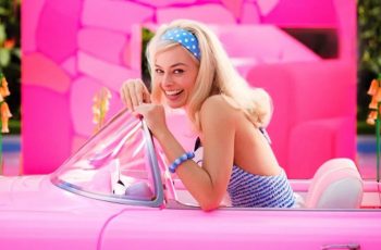 Margot Robbie interpreta a boneca em Barbie (2022)