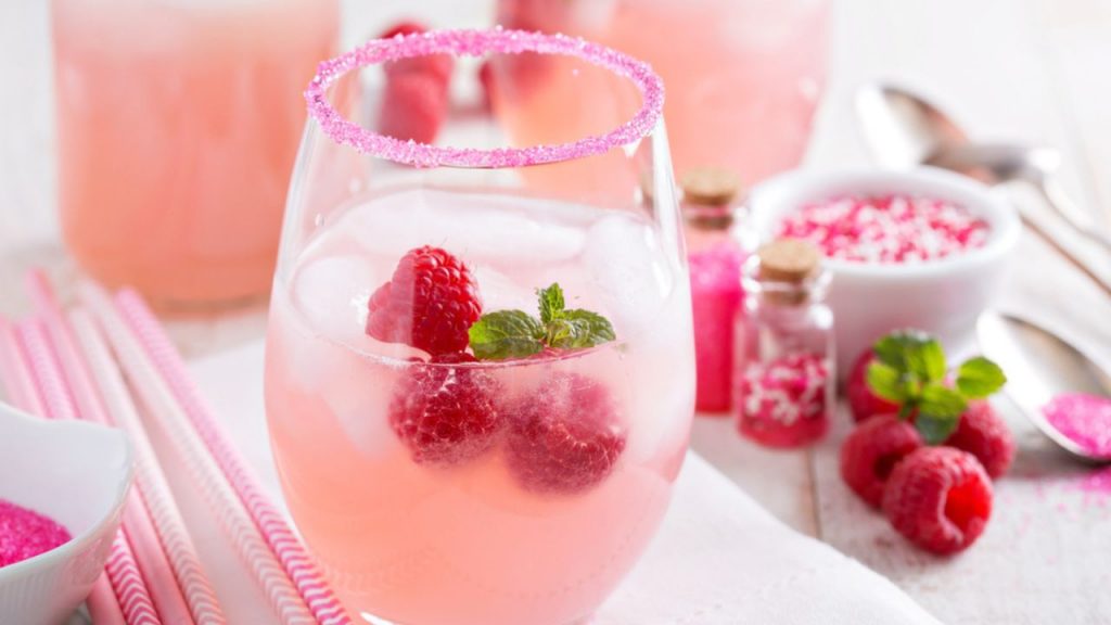 Pink lemonade é um dos exemplos de bebidas refrescantes