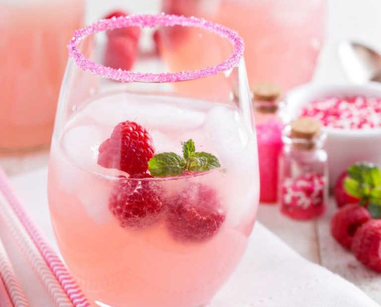 Pink lemonade é um dos exemplos de bebidas refrescantes