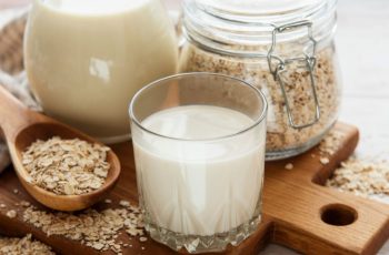 Aprenda como fazer leite de aveia caseiro