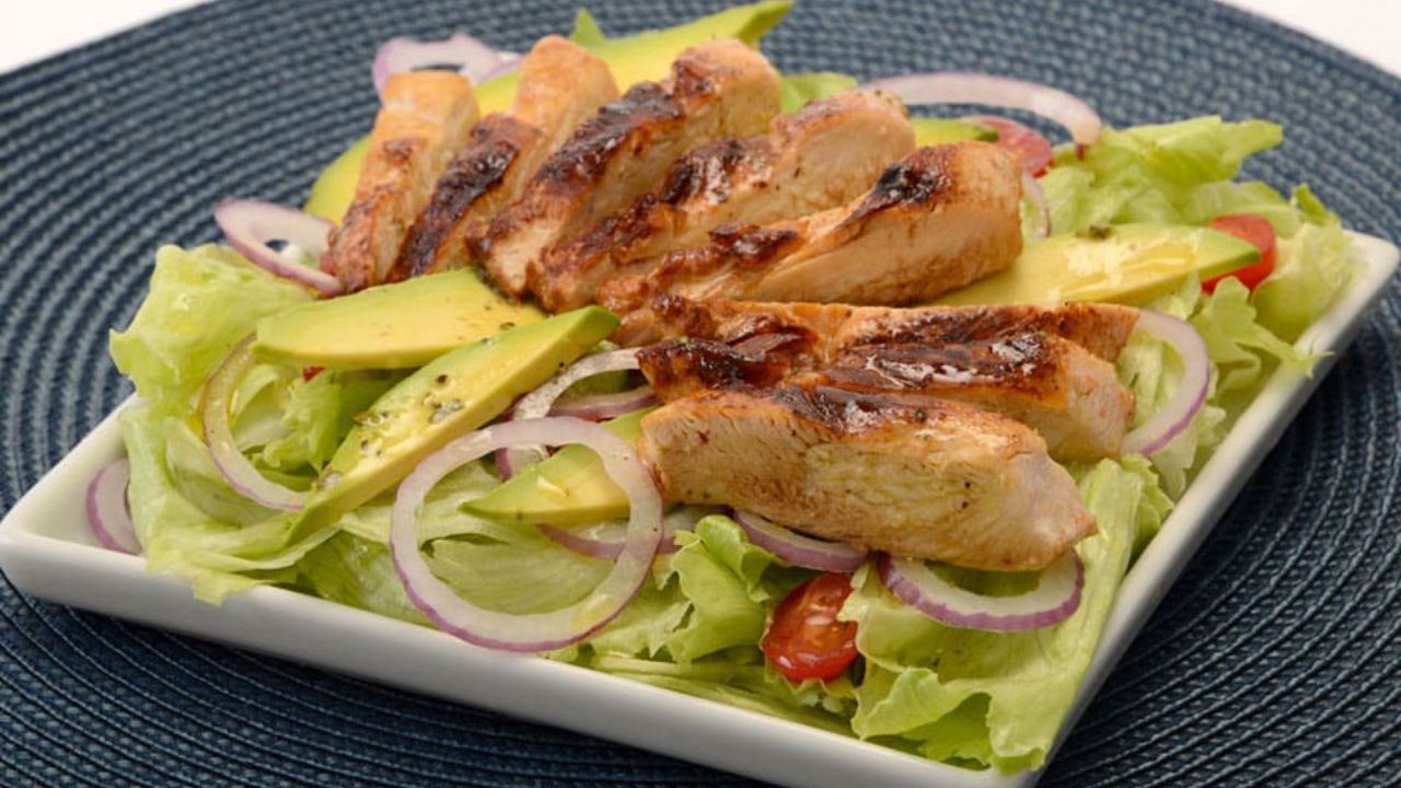 Salada de frango com avocado
