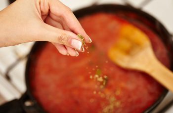 Aprenda de uma vez como tirar a acidez do molho de tomate