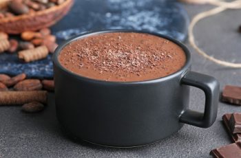 Chocolate quente de ovomaltine com licor de menta