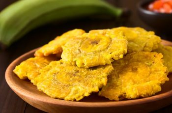 Aprenda como fazer patacones, um clássico acompanhamento colombiano feito com banana verde