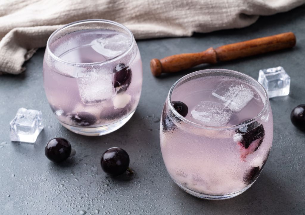 Um exemplo de drinks com frutas é a caipiroska com uva