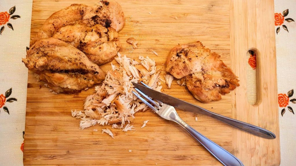 Aprenda como desfiar frango fácil para usar em receitas