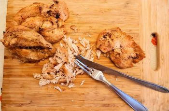 Aprenda como desfiar frango fácil para usar em receitas