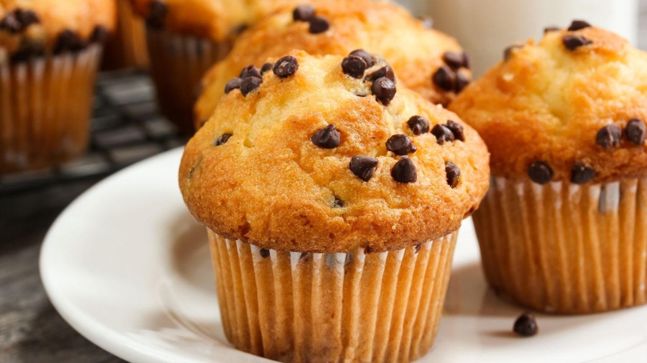 Muffin com gotas de chocolate. Lanche delicioso