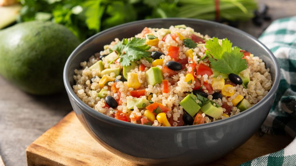 Salada de quinoa para um jantar fácil e leve.