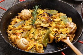 Arroz socarrat na paella espanhola