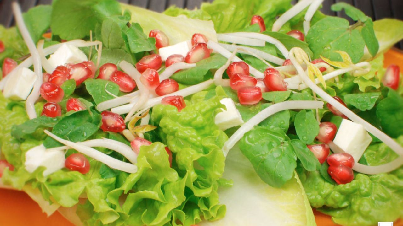 Salada verde com romã