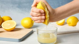 Aprenda como espremer limão sem dificuldade com um truque simples