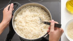 Aprenda como fazer arroz branco soltinho