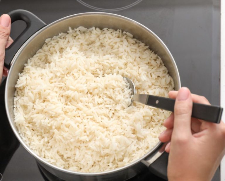 Aprenda como fazer arroz branco soltinho