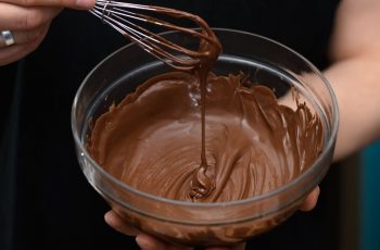 Aprenda como derreter chocolate do jeito masi fácil de todos