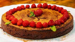 Torta fudge de chocolate com frutas vermelhas sem glúten e sem lactose